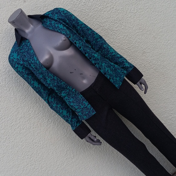 NY & COMPANY STRETCH LADIES PAISLEY BLOUSE W/CONTRASTING COLLAR/CUFFS - Picture 8 of 16